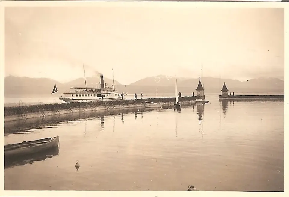 Morges, l’entrée du port et un bateau à vapeur, années 1930